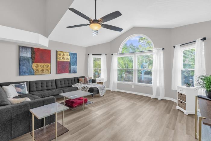 Resort Stay Near Disney Bright Gym Hot Tub