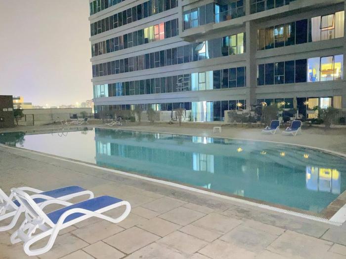 Modern 2BR in Skycourt Tower A - Free Parking - Pool and Gym