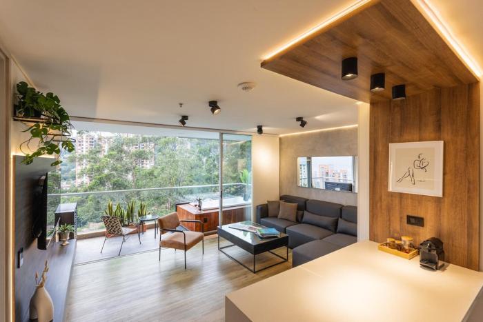 Skyline View, Private Jacuzzi, AC and King Bed