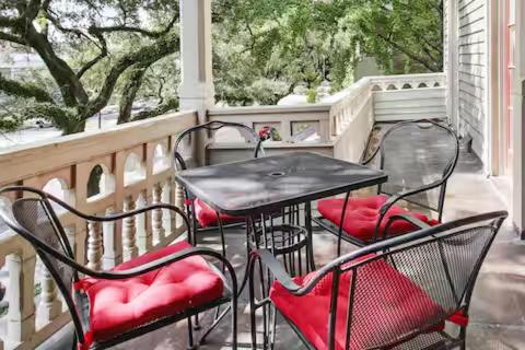 Walker Mansion on St Charles Ave - Unit 4