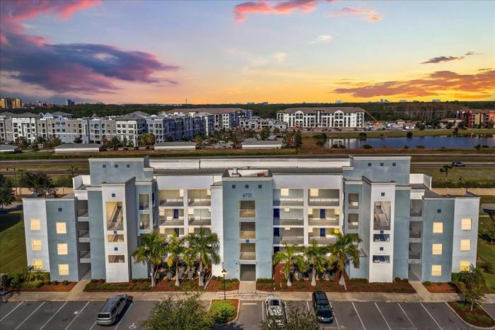 2 Bedrooms 2 Bathrooms Storey Lake 4731-204Ct