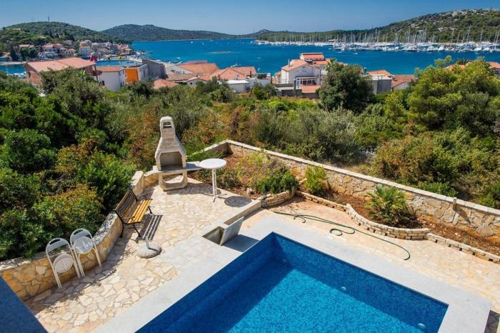 Family friendly house with a swimming pool Rogoznica - 15176