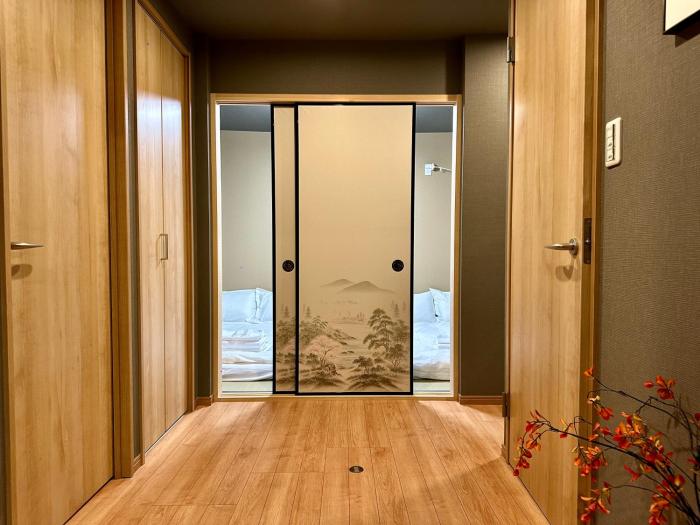 Private 2st-Floor 1LDK, Up to 4 Guests, Direct access to JR Airport, Kyocera Dome on foot, subway station right away, Shinsaibashi, Namba, USJ