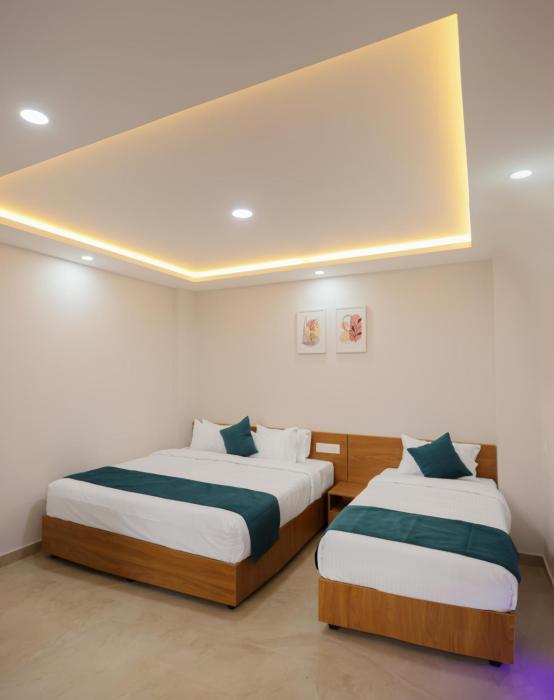 Munderi Green Mounts - Premium Pool Stay Near Kalpetta, Wayanad