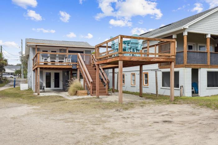 Spacious Beachfront Duplex - Top Floor - Dog Friendly - 124 S Fletcher