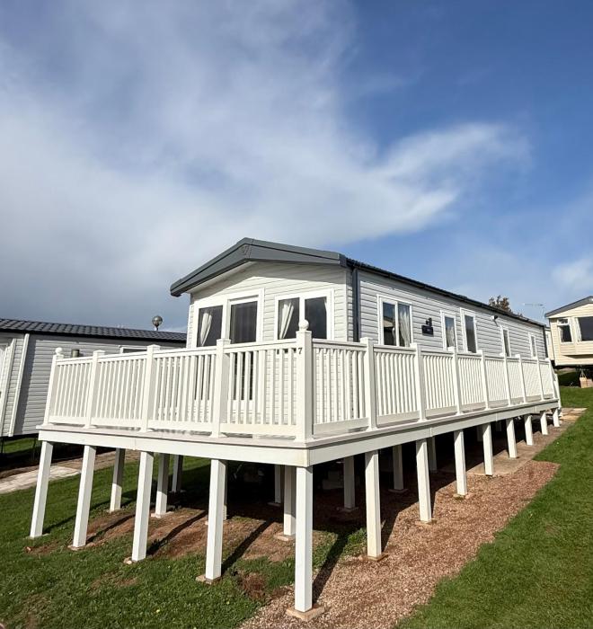 Luxury 3 bed sleeps 8 caravan with sea view