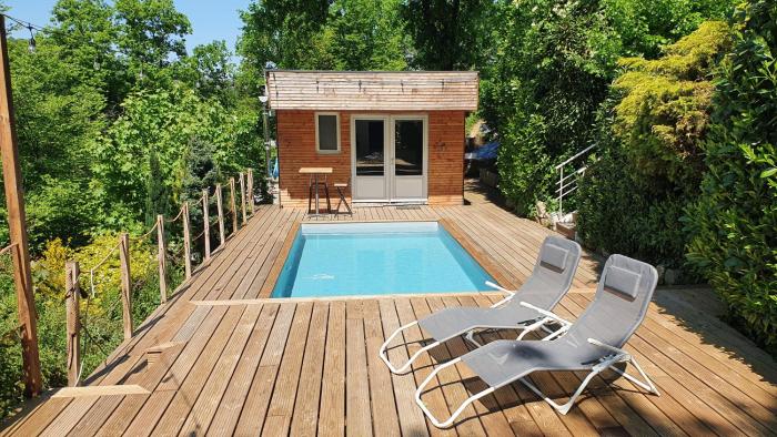 Chalet avec piscine dans un cadre verdoyant