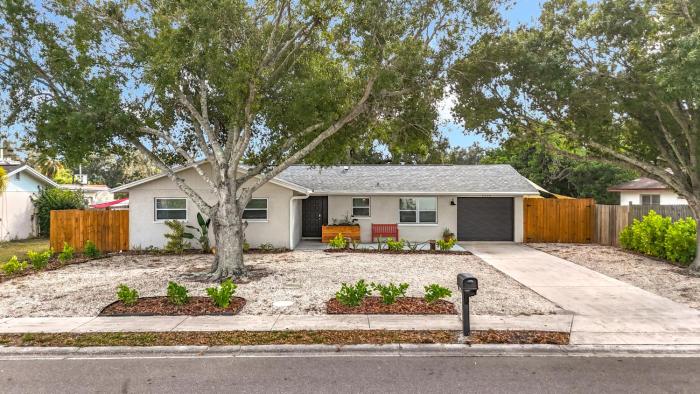 Modern 3 Bed House - Minutes to Downtown & Siesta Key - Pet Friendly
