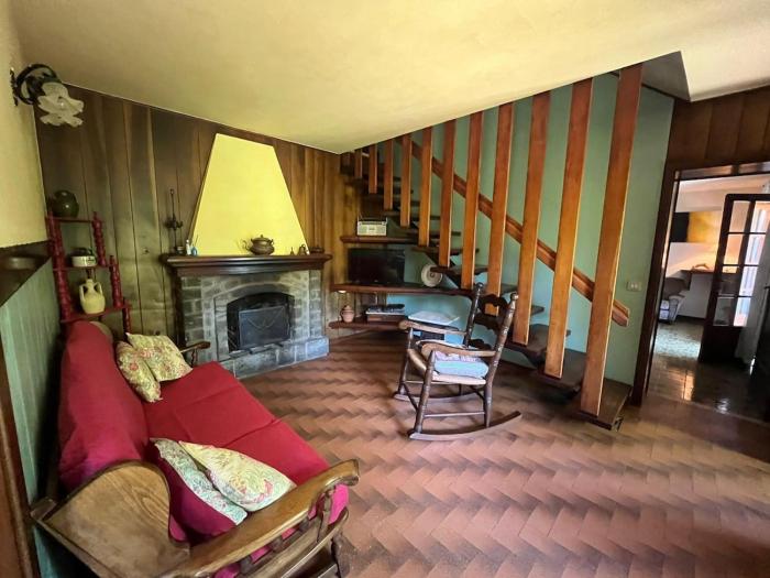 Casa con giardino e vista sulle montagne