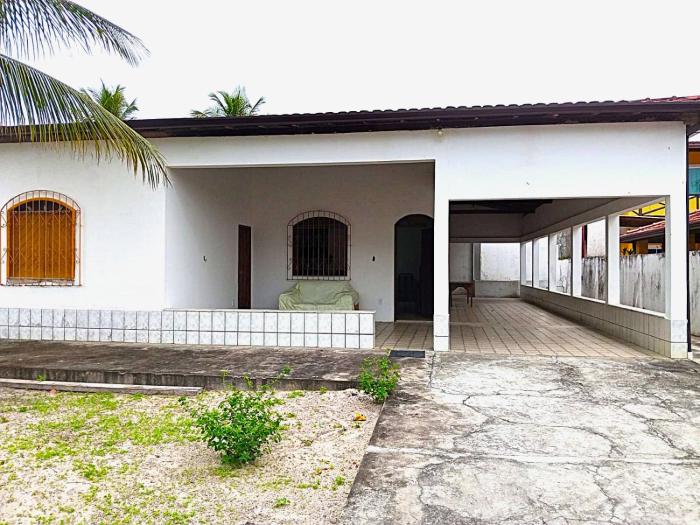 Casa espaçosa e arejada em condomínio tranquilo a poucos minutos da praia - ideal para famílias