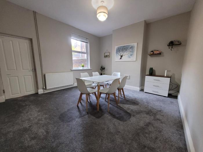 Spacious 4 Bedroom Contractor House- Walking distance to Hanley Centre