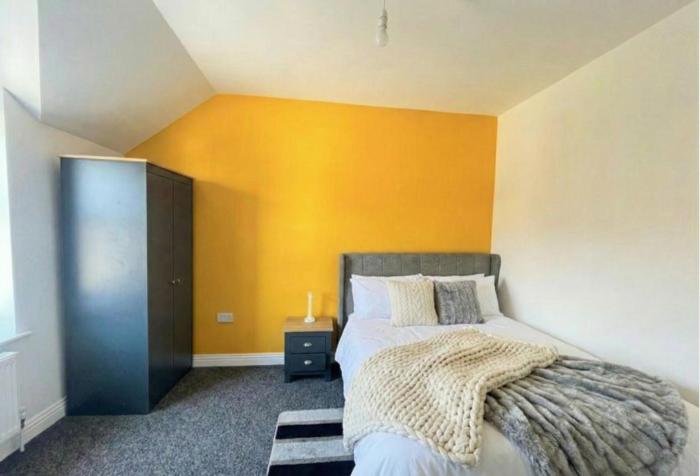 Home with 7 En-Suites & 4 Kitchens in Reading