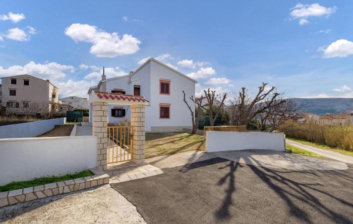 Lovely Apartment In Pag With Wifi