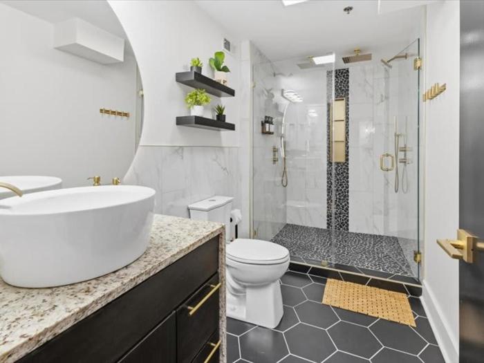 Corner Flat off Meridian - Walk Anywhere Downtown