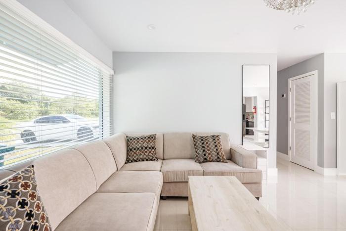 4 BR home with private pool
