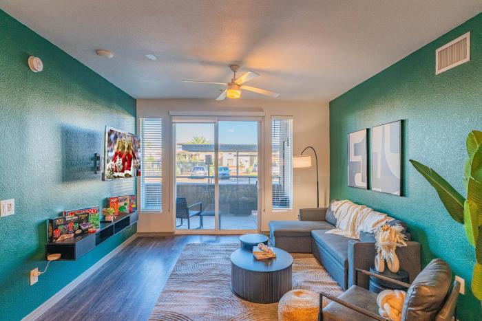 Near the Stadium with BalconyPoolGymWDParking