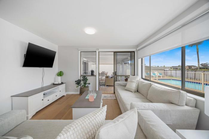 Jolly turtle - pool, private jetty, PMQ canals