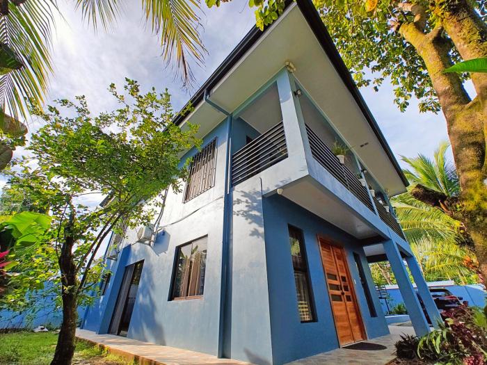 AJ House - Spacious 4BR Home, Balcony, BBQ area, Shared Pool