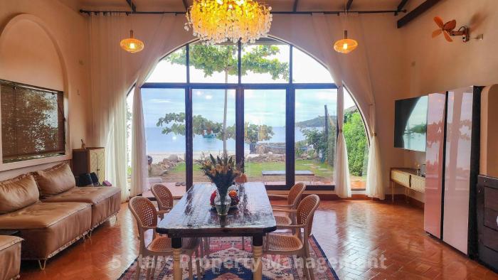 Serenity Sands Villa, Beachfront and Mountain View