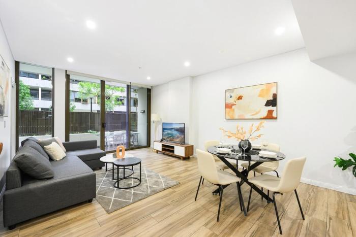 Modern 3-Bedroom Apartment Near Airport & Train