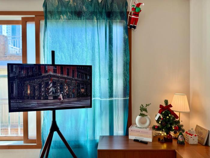 New, 3min to Hapjeong St, Airport bus stop, 8min to Hongdae & Mangwon Market, Han River Park, 2BR 3QB full of sunshine, Hotel bedding, City Nature