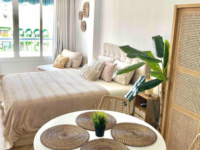 Renovated studio with Communal Pool & Close to beach