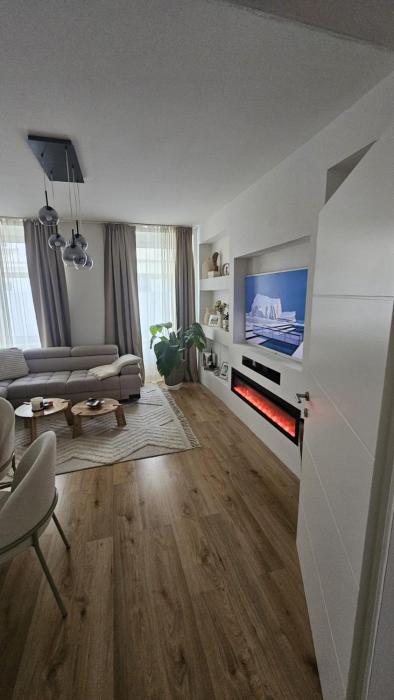 Chic & Comfortable Newly Renovated 2-Bedroom Flat