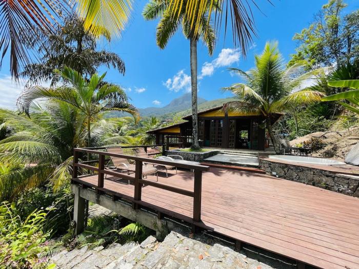 Casa de praia com vista para o mar e para as montanhas, grande com 3 quartos, 3 salas e 3 banheiros