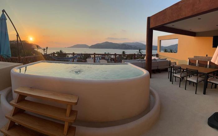 Penthouse private pool 1 block from beach 3 bedroom