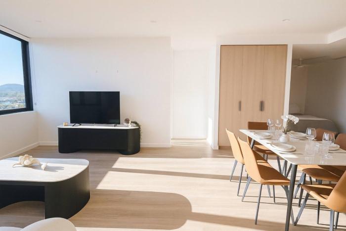 Milton Oasis level 16- Luxury Apt near Milton Station