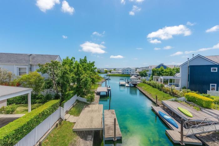 Island lifestyle on the water