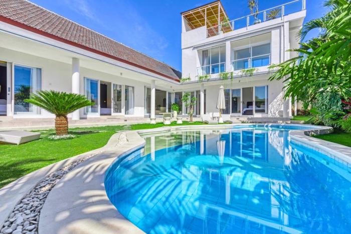 Lux 5BR Villa with Rooftop BBQ, Pool and 800M to Beach