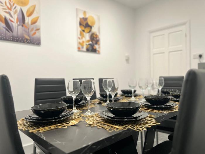 Modern 3 Bed room Home with Garden & Free Parking