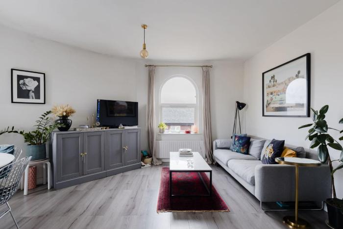 Chic 1BDR Flat in Restored English Pub Est London