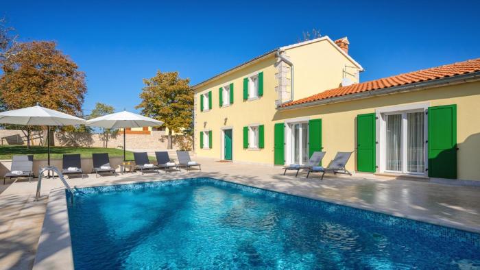 Family villa Corticum Otium with pool in Tinjan