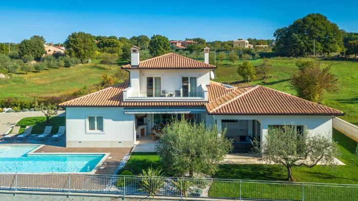 Modern villa Grgo with pool and jacuzzi in Tinjan