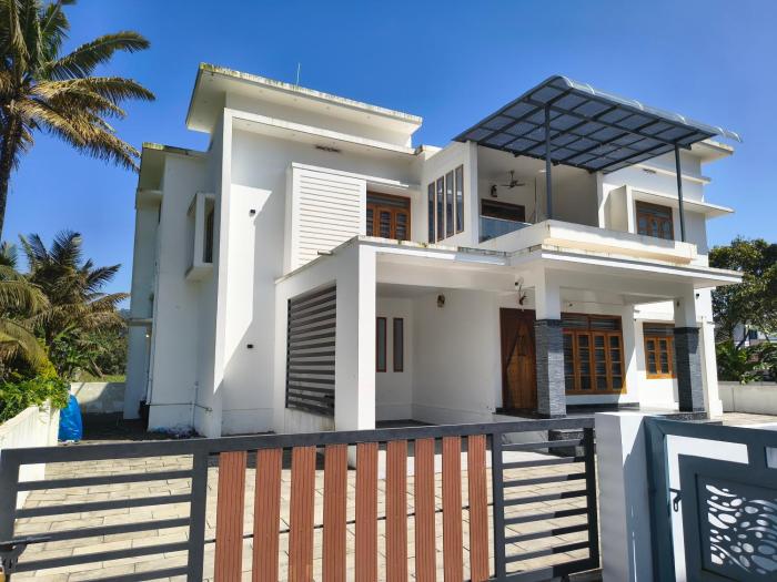 The white luxury Homestay