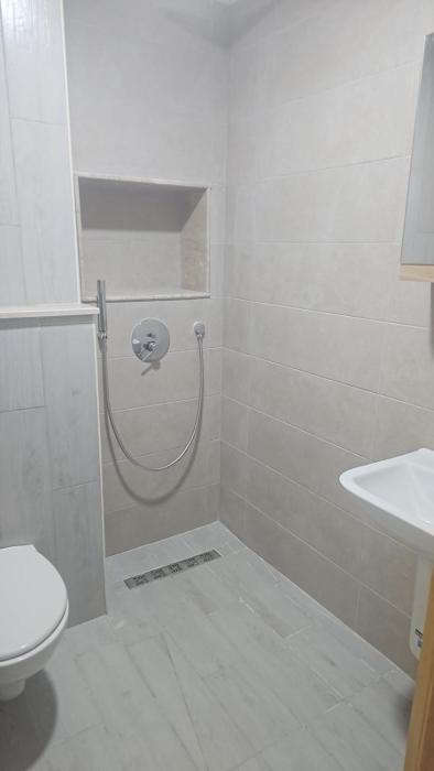 une chambre, un salon, cuisine et balcon