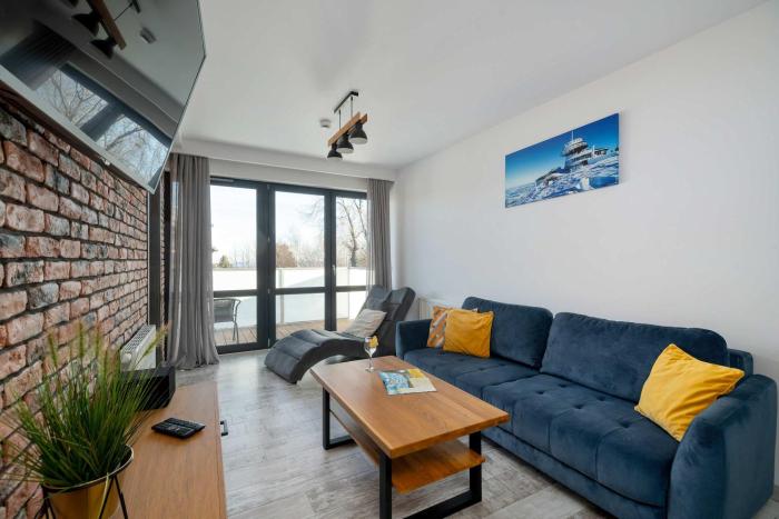 Blue Apartments in Karpacz with Mountain View and Parking by Noclegi Renters
