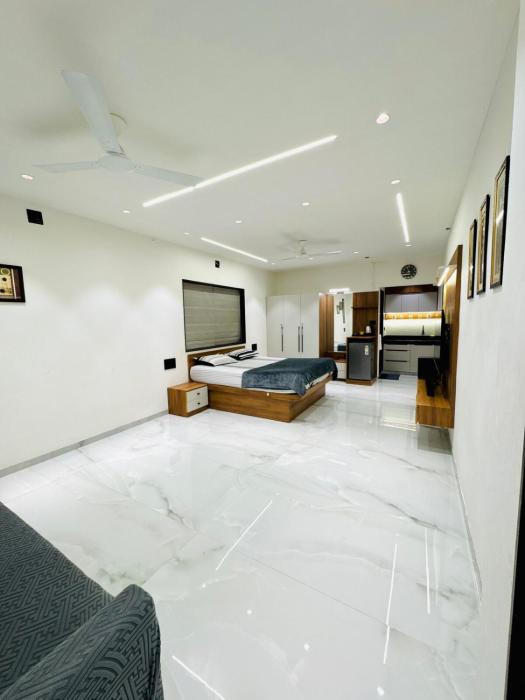 X-Large Studio Penthouse with Private Outdoor Seating