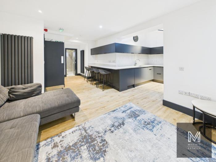 Sleek & Spacious 7-bed in Filton