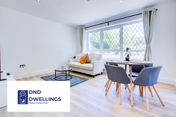 Modern 4 Bed Home with Driveway