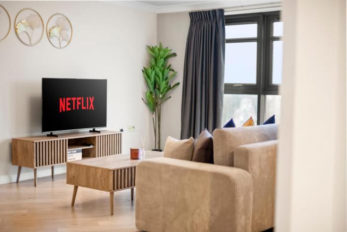 2BR Top Floor City Apt with King or Twin Beds, Free Secure Underground Parking & SkyStream TV - Central Reading, Sleeps 6