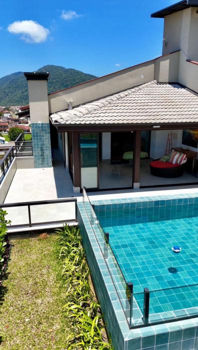 Cobertura com piscina e vista para o mar