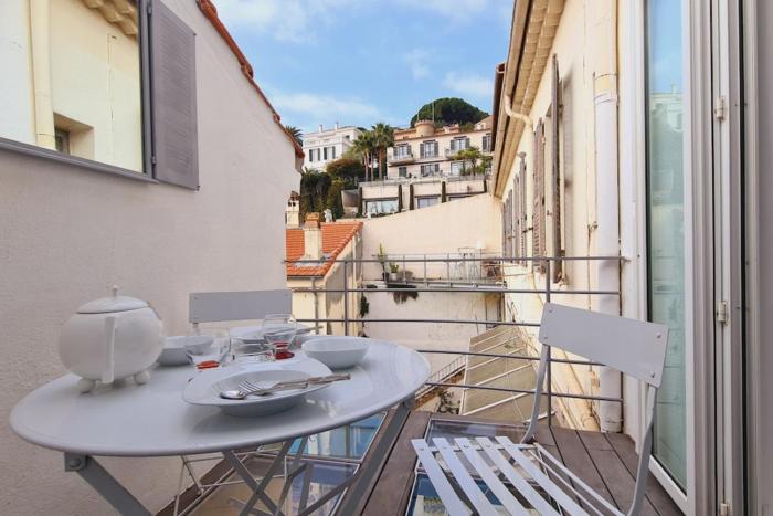 Old harbor 3-bedroom apt charming & unique !