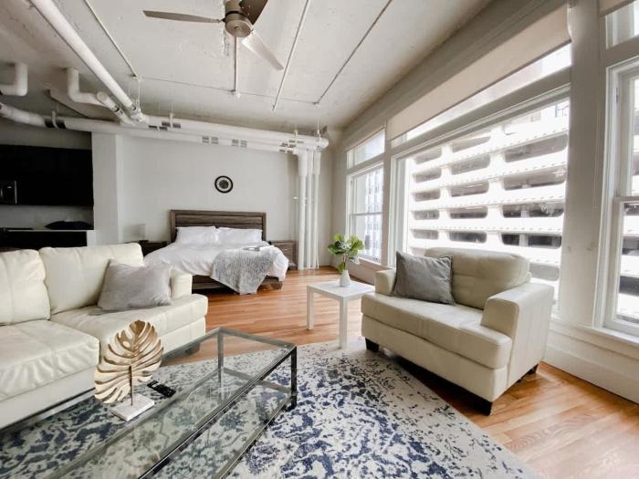 Studio Loft with Grand Piano & King Bed Downtown