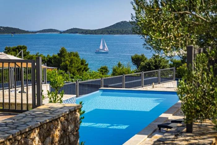 Panorama mobile homes mit Pool am Meer