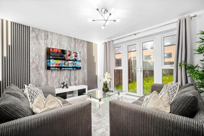 Charming 2-Bedroom Home - Garden & Driveway Parking 20SL