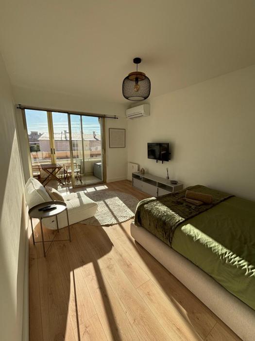 Studio - Plage 10 min à pied - Clim, Loggia & Lumineux