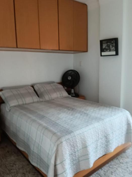 GUA101 - Apto mobiliado 2 quadras da praia